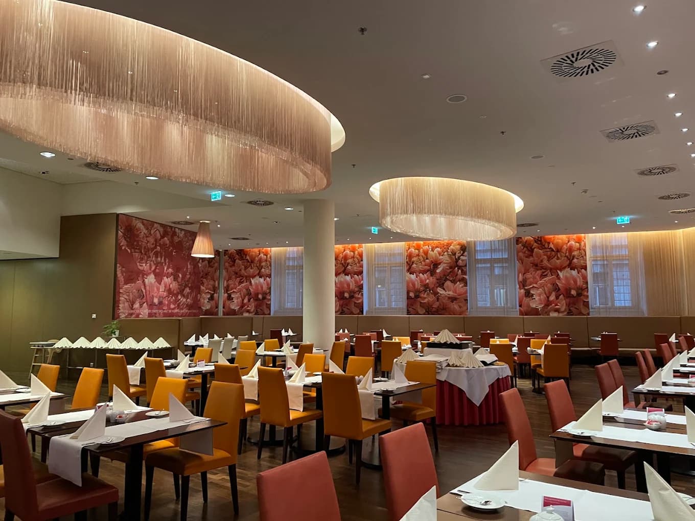 Geschwungene textile Elemente an individuell gebogenen Schienensystemen im Hotel Savoyen Vienna