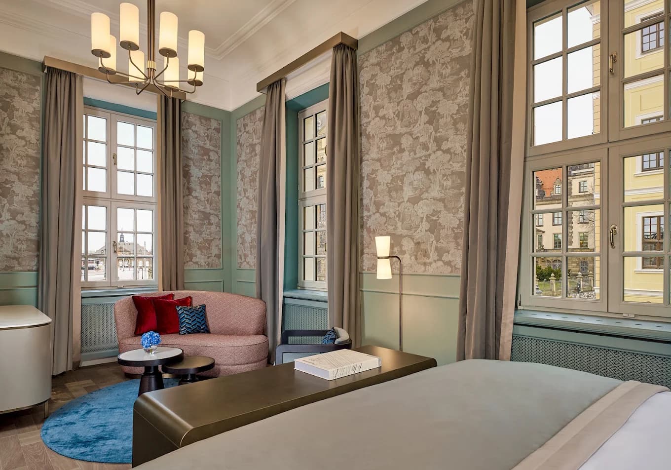 Hotelzimmer im Taschenbergpalais mit raumhohen Vorhängen und integrierten Abdeckblenden